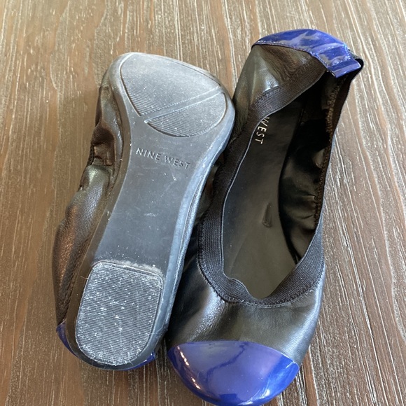Nine West ballet flats in black leather/blue tips. Size 7 1/2. - Picture 6 of 7